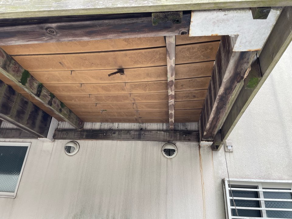 木造バルコニーも台風で被害にあったら火災保険で直しましょう